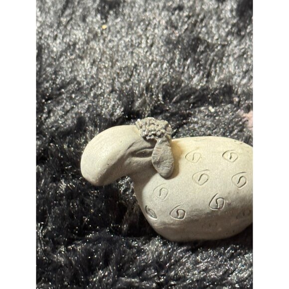 Handcrafted Clay Sheep Figurine With Textured Details - Gray Ceramic Animal Deco - Picture 3 of 8
